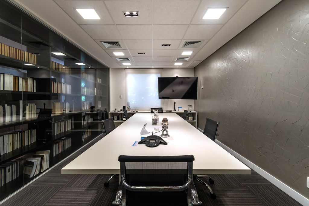 Sala de reunião corporativa reformada